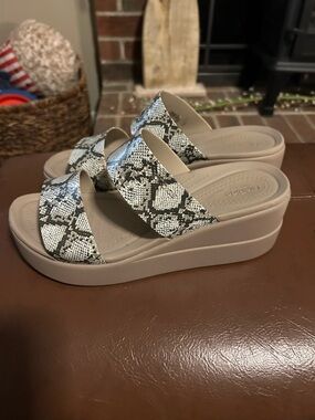 CROCS Womens Snake-Print Platform Slide Sandals in Taupe